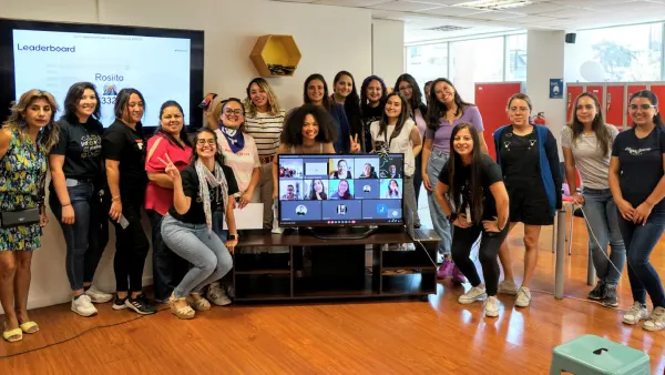 Equipo de Makers colaborando